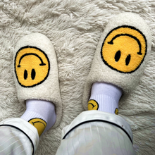 Load image into Gallery viewer, Smiley Face Slippers 😃
