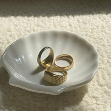 Load image into Gallery viewer, Ceramic Seashell Tray 🐚
